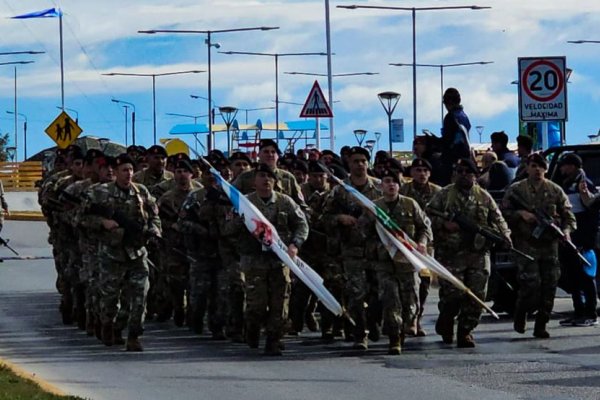 El glorioso BIM 5 presente en la Marcha Atlética por Malvinas.