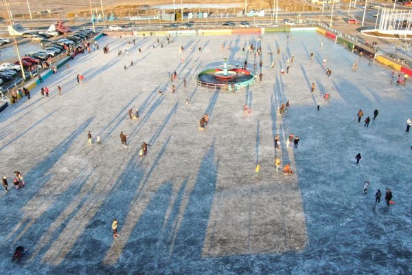 Vecinos disfrutan del hielo en el Cono de Sombra