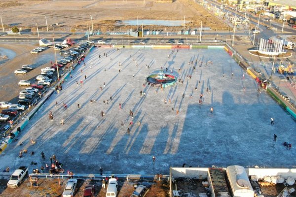 Vecinos disfrutan del hielo en el Cono de Sombra