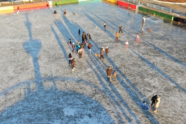 Vecinos disfrutan del hielo en el Cono de Sombra