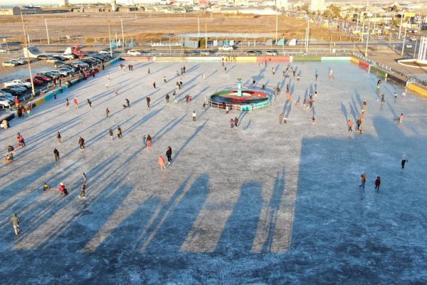 Vecinos disfrutan del hielo en el Cono de Sombra
