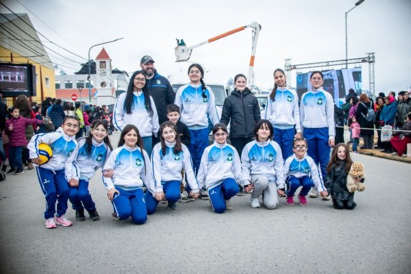 Desfile por el 140 aniversario de Ushuaia