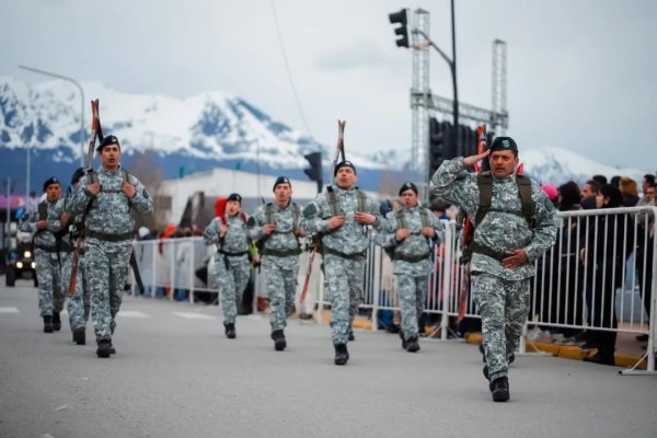 Desfile por el 140 aniversario de Ushuaia