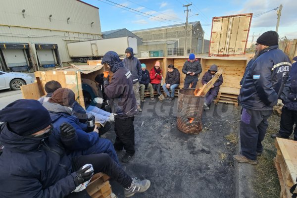 Continúa el paro con tachos en puertas fabriles