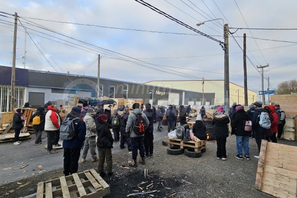 Continúa el paro con tachos en puertas fabriles
