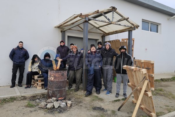Continúa el paro con tachos en puertas fabriles