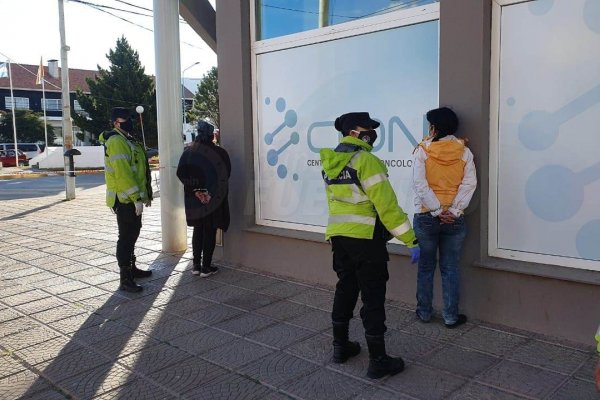Tres conocidos delincuentes fueron detenidos por robar un celular