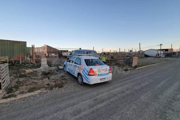Hombre quiere desalojar a su expareja, ella pide que le entregue una retroexcavadora y sus cosas