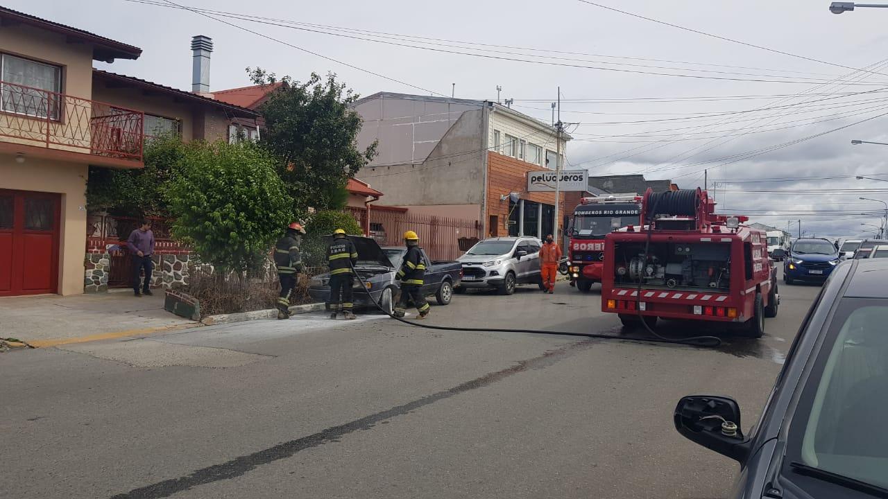 Incendio sobre una camioneta estacionada en Rosales al 700 - Policiales ...