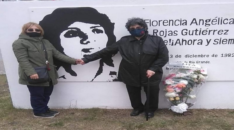 María Rojas (derecha) el pasado 13 de diciembre dejando una ofrenda floral en Av. San Martin a metros de Espora.