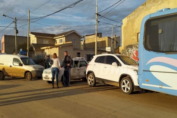 Violento choque dejó una mujer herida y tres autos chocados