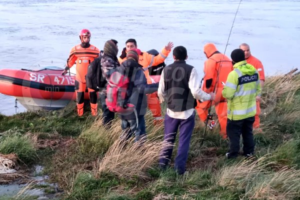 Rescataron a dos pescadores que quedaron atrapados en un banco de arena
