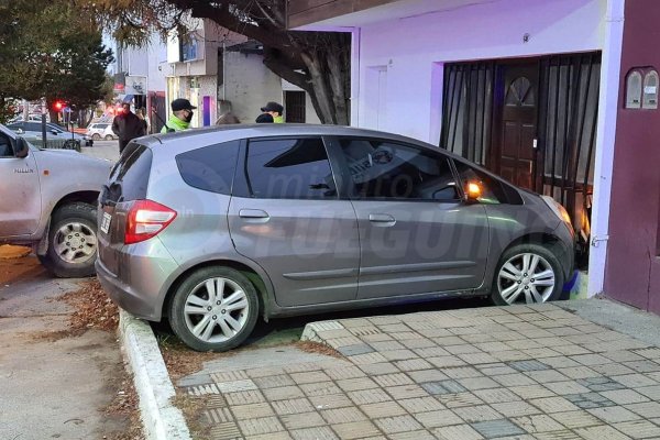 Un automóvil terminó chocando contra la fachada de una casa