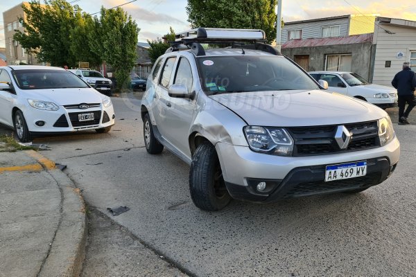 Una mujer chocó contra un auto estacionado