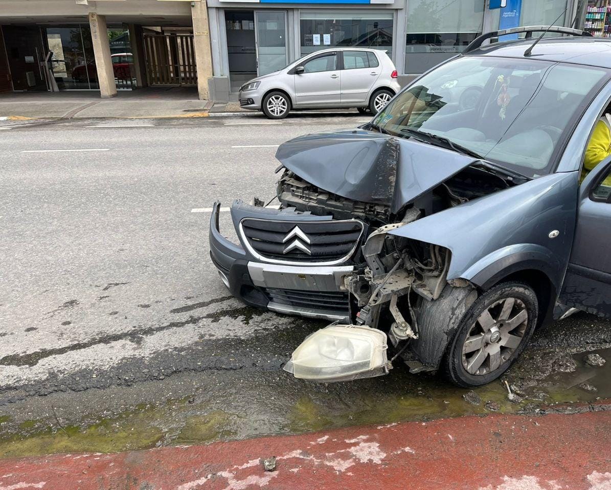 Mujer perdió el control de su automóvil y chocó contra un poste ...