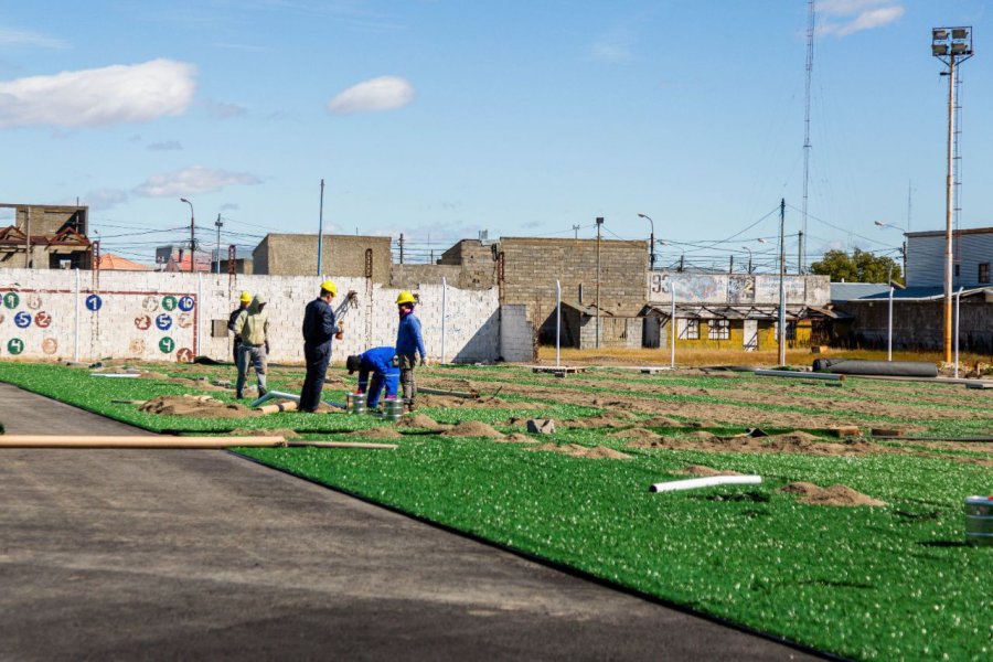 Avanza la colocación de césped sintético en las canchas de Ushuaia y Río Grande