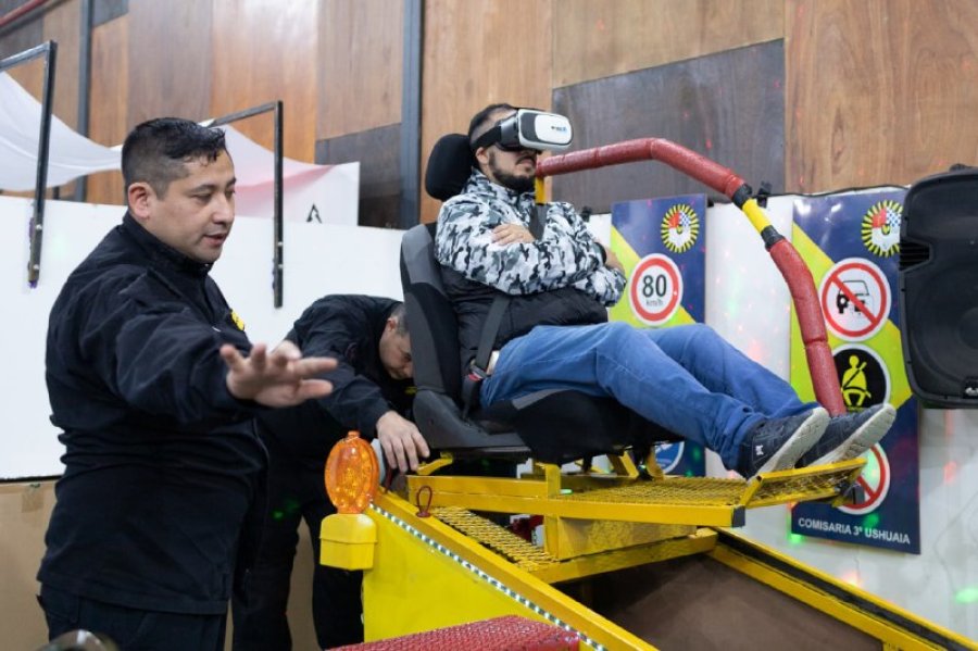 Se inauguró una nueva edición de la Expo "Conociendo tu Policía" en el Gimnasio de la Escuela N°31 “Juana Manso”