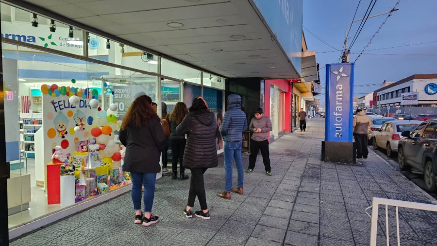 Farmacia con atención reducida por miedo a saqueos Farmacia con atención reducida por miedo a saqueos