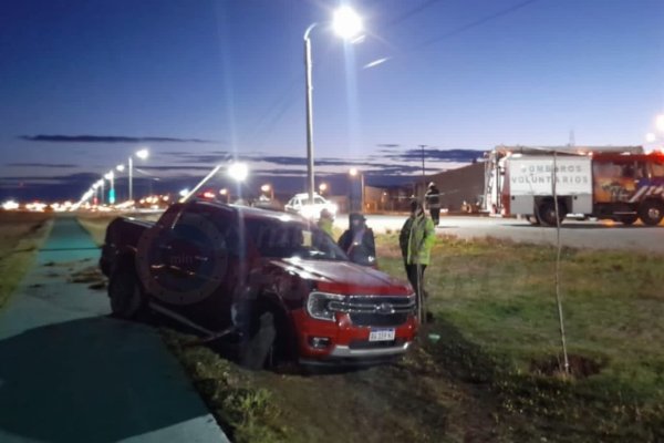 Conductor alcoholizado chocó contra un poste de alumbrado público