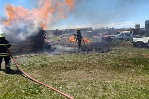 Principio de incendio en el patio de una vivienda por la quema de basura