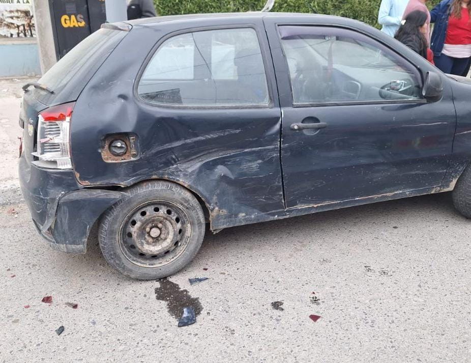 Se le cruzó un perro, perdió el control e impactó contra un auto ...