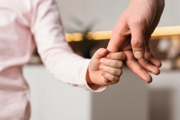 Los padres siguen teniendo dos días de licencia, pero las empresas avanzan con nuevos beneficios