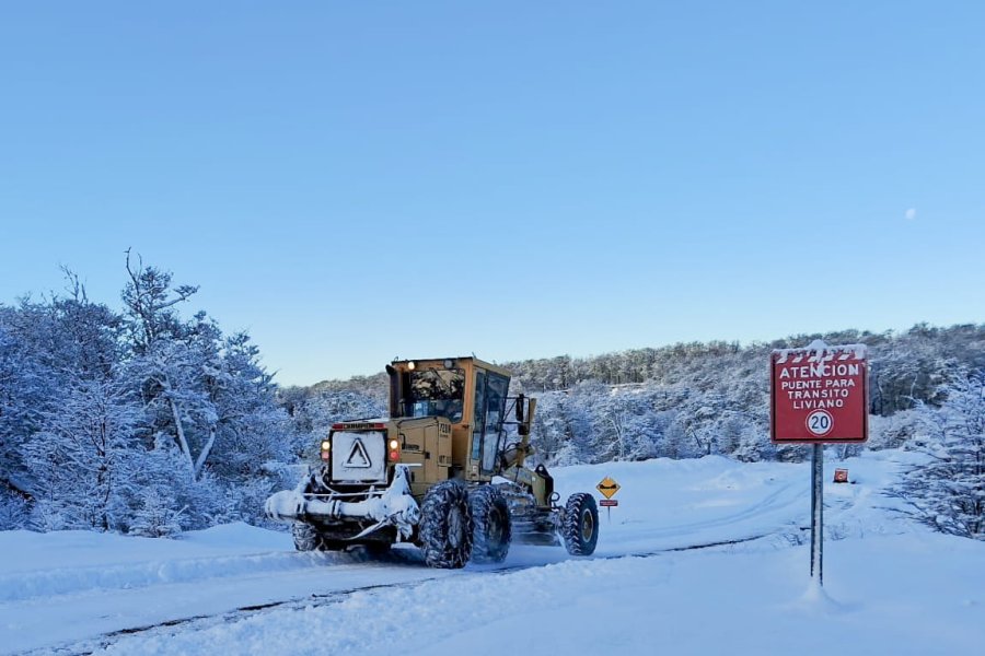 Vialidad Provincial lleva adelante tareas de despeje de nieve en rutas de la provincia