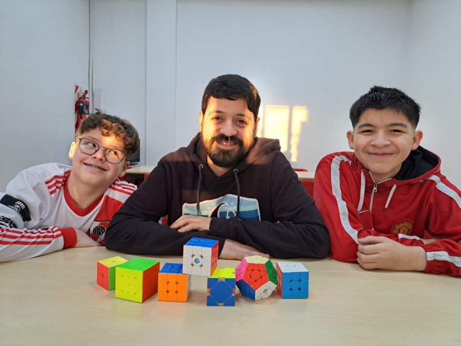El arte del Cubo Rubik: talento fueguino se destaca en el Sudamericano