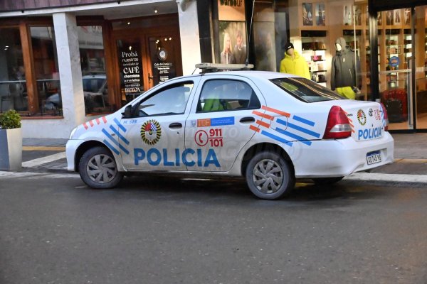 Choque en Ushuaia: una conductora sin licencia y con signos de alcohol impactó contra un auto estacionado