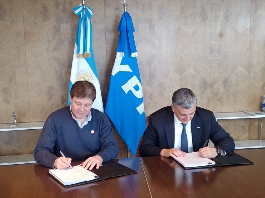 El Gobierno inició el proceso formal de acuerdo con YPF para el traspaso de su actividad en la provincia