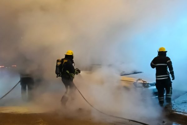 Incendio consumió por completo un automóvil