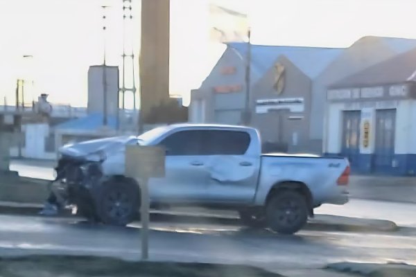 Colisión y fuga en la calle Brown: el conductor fue interceptado y hospitalizado