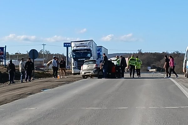 Siniestro vial en Tolhuin: dos personas lesionadas tras choque entre un camión y un automóvil
