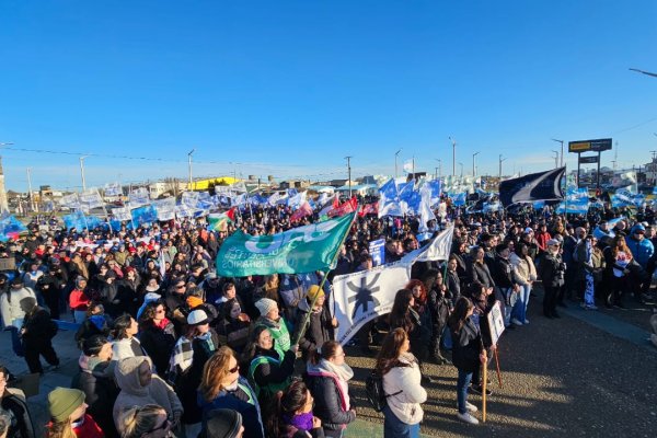 Multitudinaria marcha en Río Grande en defensa de la universidad pública