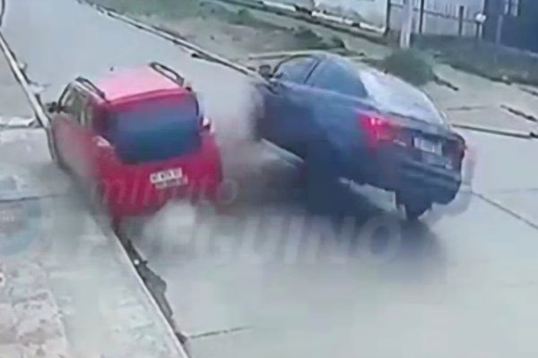 Conductor sin licencia de conducir chocó un automóvil estacionado