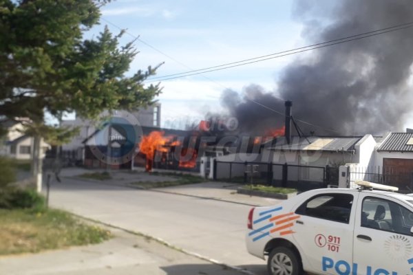 Voraz incendio destruyó una vivienda: un hombre fue trasladado al hospital