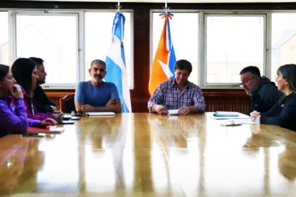 Docentes reclaman salarios acordes a la canasta básica y se reúnen con el Gobierno este jueves