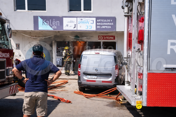 Una falla eléctrica provocó voraz incendio en un comercio