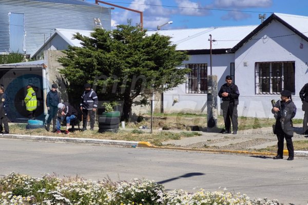 Ataque a la policía en Cabo Peña al 500: un detenido con cuchillo