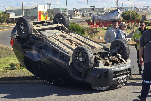 Vuelco en la rotonda de La Trucha
