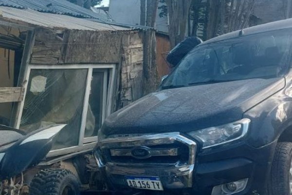 Una camioneta chocó contra una casa