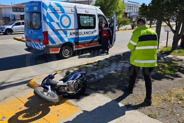 Choque entre una moto y un auto en Libertad y Colón dejó un motociclista hospitalizado