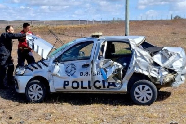 Vuelco de un móvil policial en Ruta 3 tras esquivar un guanaco