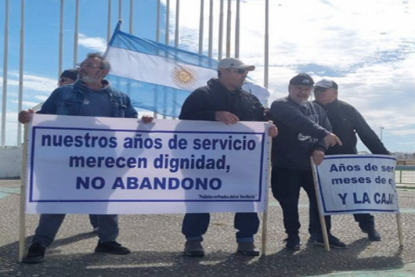 Retirados de la Policía del ex Territorio marcharán a la Caja Compensadora para exigir el pago de haberes adeudados