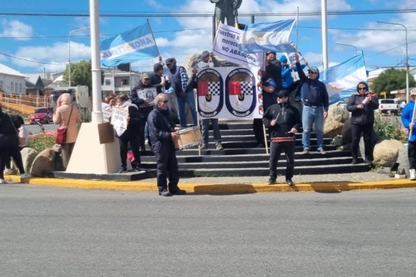 Ocho meses sin cobrar: policías retirados vuelven a salir a la calle este mediodía