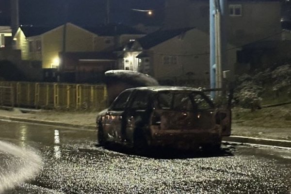 Incendio vehicular en la madrugada movilizó a Policía y Bomberos en Ushuaia