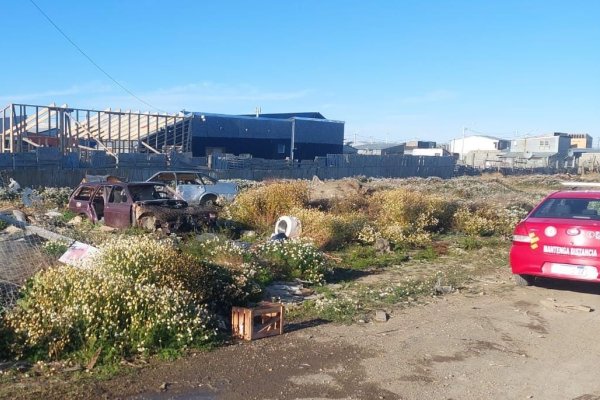 Tres hombres aprehendidos tras el incendio intencional de un vehículo