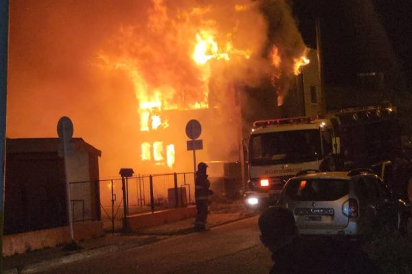 Incendio en una construcción abandonada movilizó a la Policía y Bomberos en Ushuaia