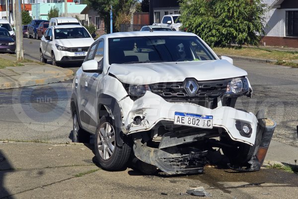 Violento choque en Estrada y Alberdi