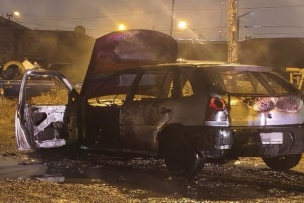 Investigan incendio intencional de un auto en Pasaje Esperanza